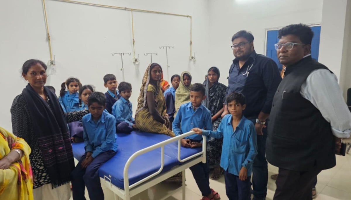 बाढ़ अनुमंडल के रामनगर दियारा में स्कूली बच्चों की बिगड़ी तबियत