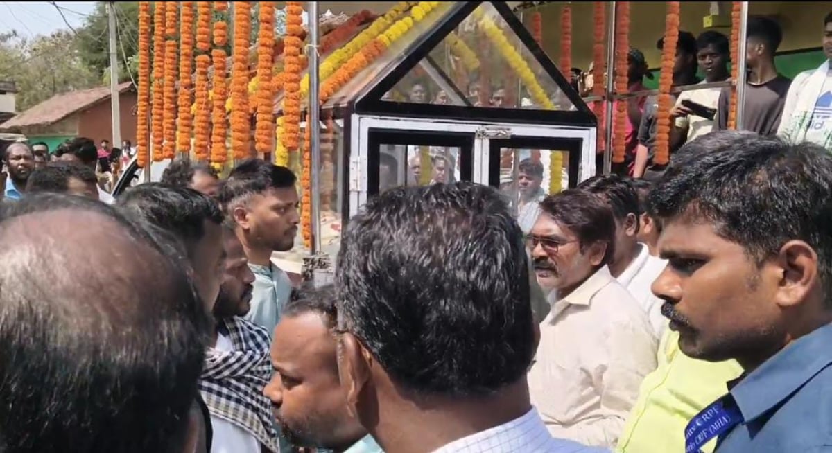 BREAKING:सरायकेला के झिल्लिंगोरा पहुंचा पूर्व मुख्यमंत्री के पोते का पार्थिव शरीर, फूट-फूट कर रो पड़े चंपाई सोरेन
