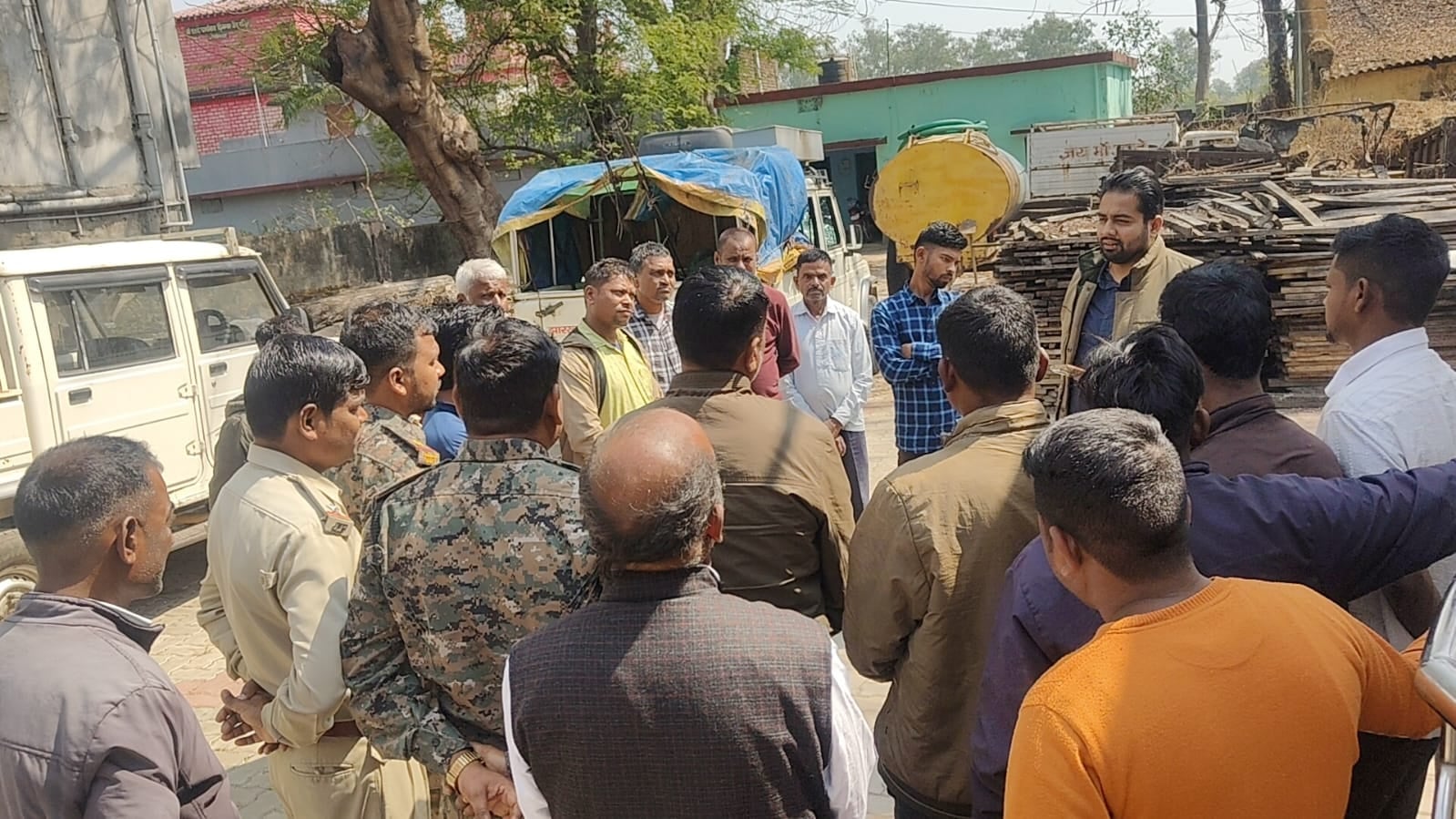 Bokaro: तुलबुल में अवैध लकड़ी तस्करों ने वन विभाग की क्यूआरटी टीम पर किया जानलेवा हमला,तीन वाहन क्षतिग्रस्त