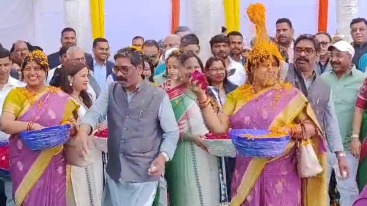 झारखंड विधानसभा में माननियों ने खेली फूलों की होली, सीएम भी हुए शामिल. 9 मार्च से फिर शुरू होगा सत्र