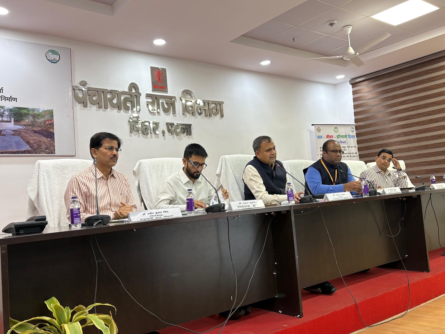 चमक रहा बिहार,पंचायत में लगी 10 लाख स्ट्रीट लाइट,विभागीय सचिव ने की समीक्षा बैठक