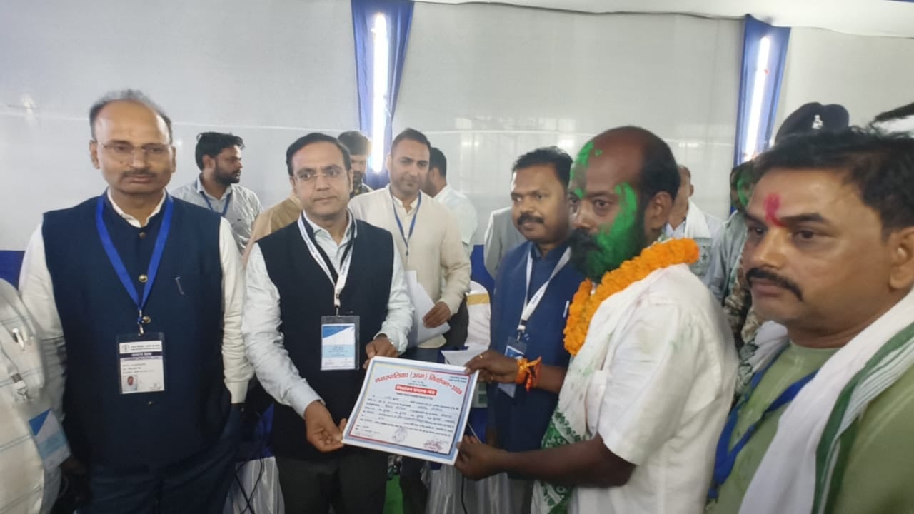 बड़ी खबर: दुमका नगर परिषद में दिलचस्प मुकाबला, अभिषेक चौरसिया बने अध्यक्ष