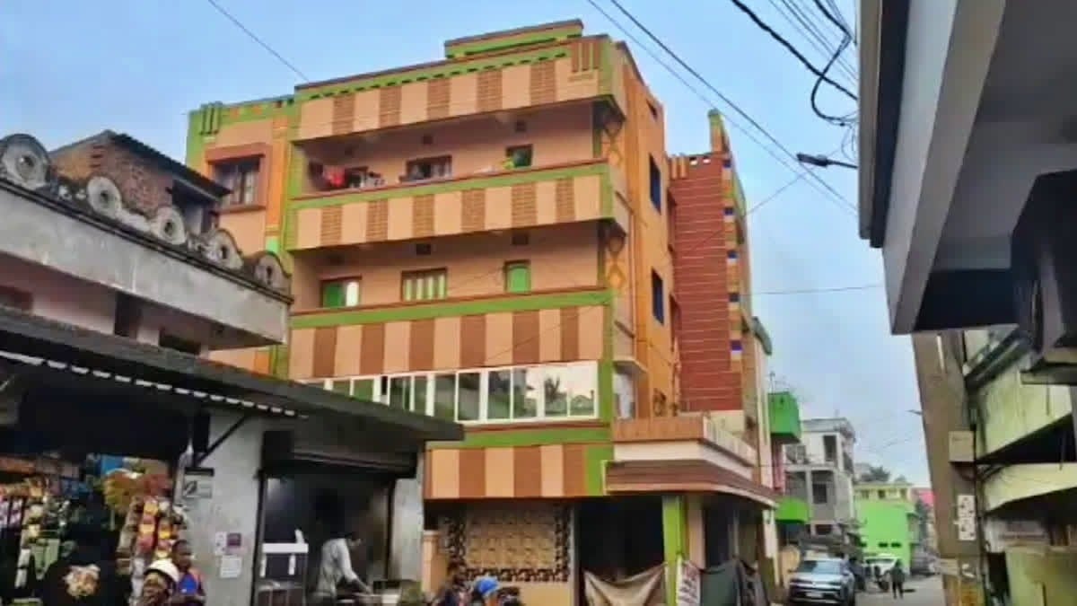 युवती को चौथी मंजिले से फेंका नीचे, प्रेमी और झारखंड का युवक गिरफ्तार, वजह जान उड़ जाएंगे होश