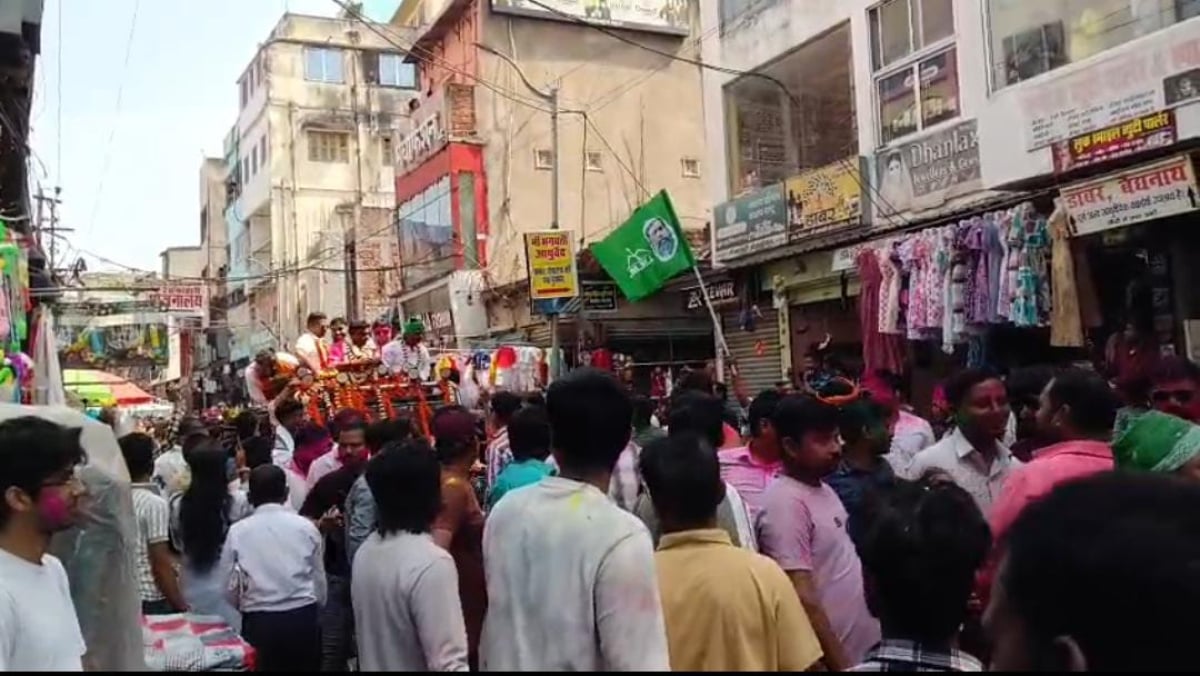 देवघर नवनिर्वाचित मेयर रवि राउत ने निकाला आभार यात्रा, बड़ी संख्या में समर्थक हुए शामिल