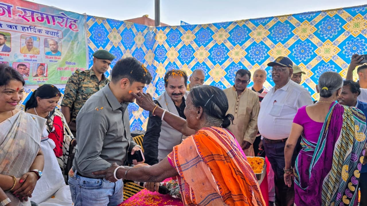 डीसी जब "अपनों से उपेक्षितो" के बीच पहुंचे तो बुजुर्गो के अपनी आंचल की भर झोली आशीर्वाद ऐसे लुटा दिया!