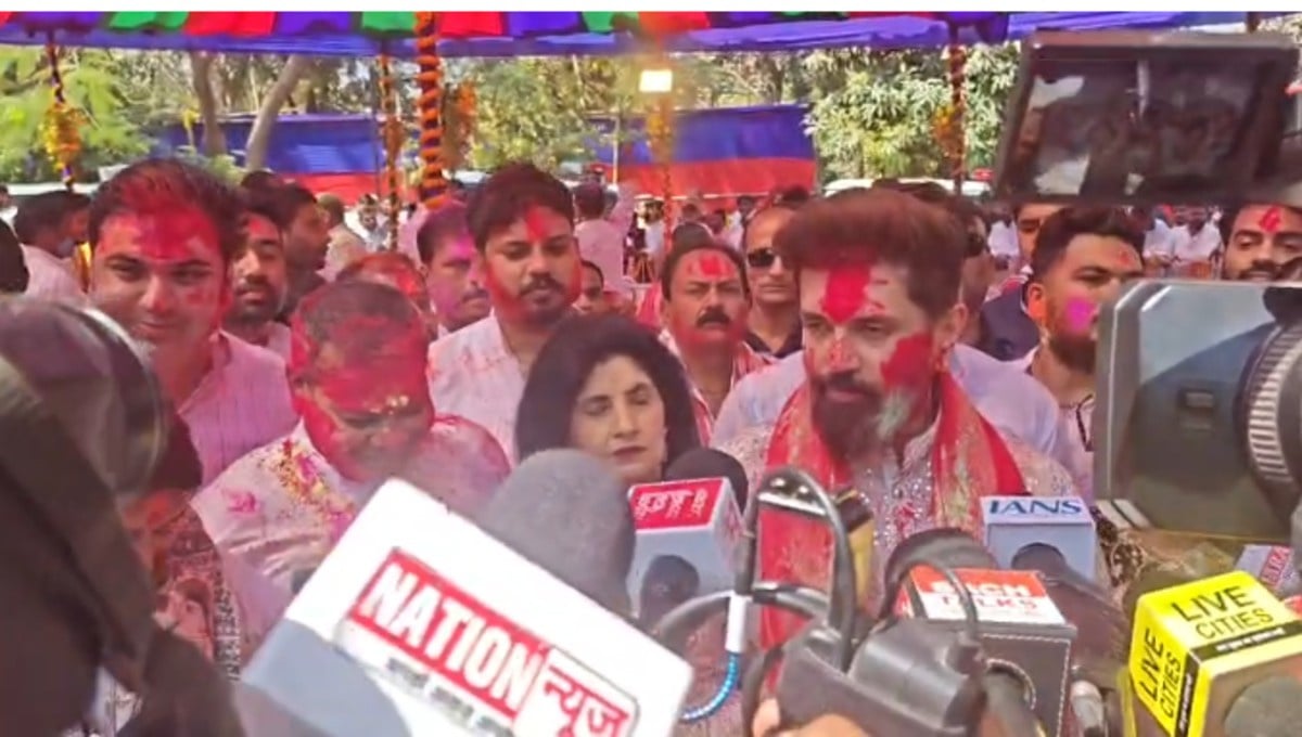 होली मिलन समारोह में मां और परिवार के साथ शामिल हुए चिराग पासवान, दिया एकता और सद्भाव का संदेश