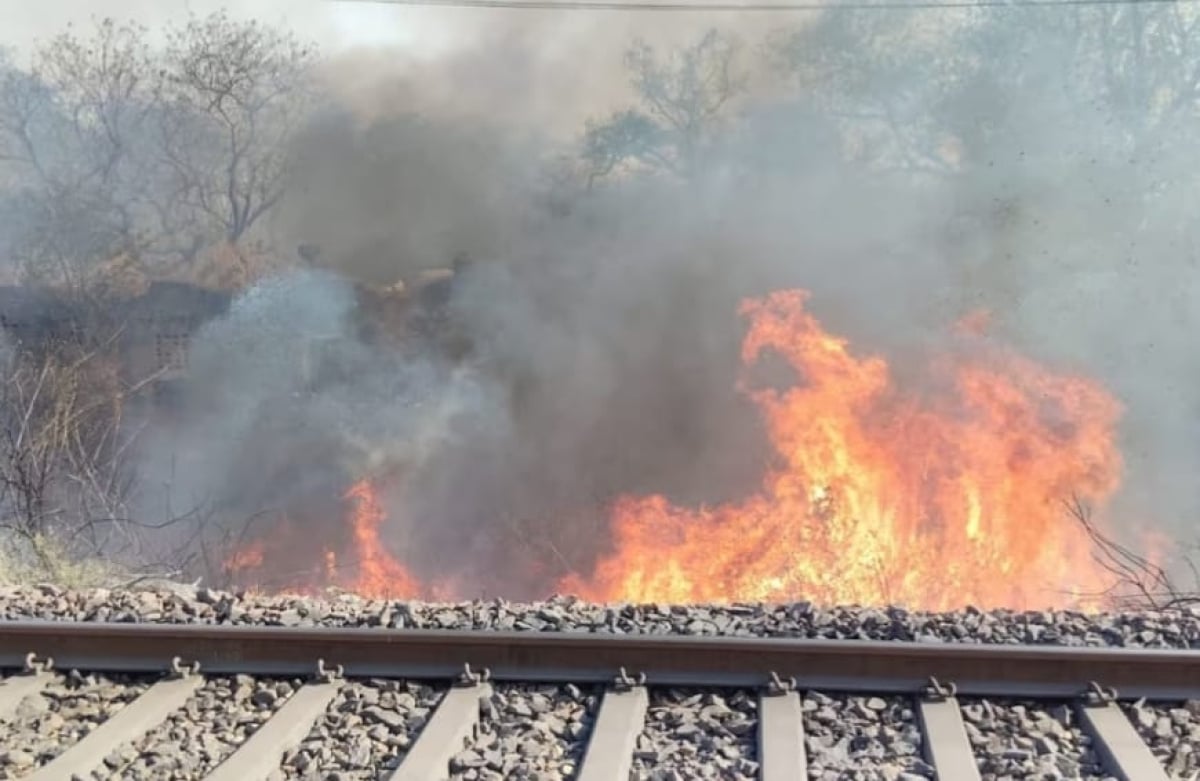 धनबाद पर अग्नि की कुदृष्टि:देर रात को बैंक में आग लगी तो दिन में अग्नि ने ट्रेन रोकी,फिर क्या हुआ!