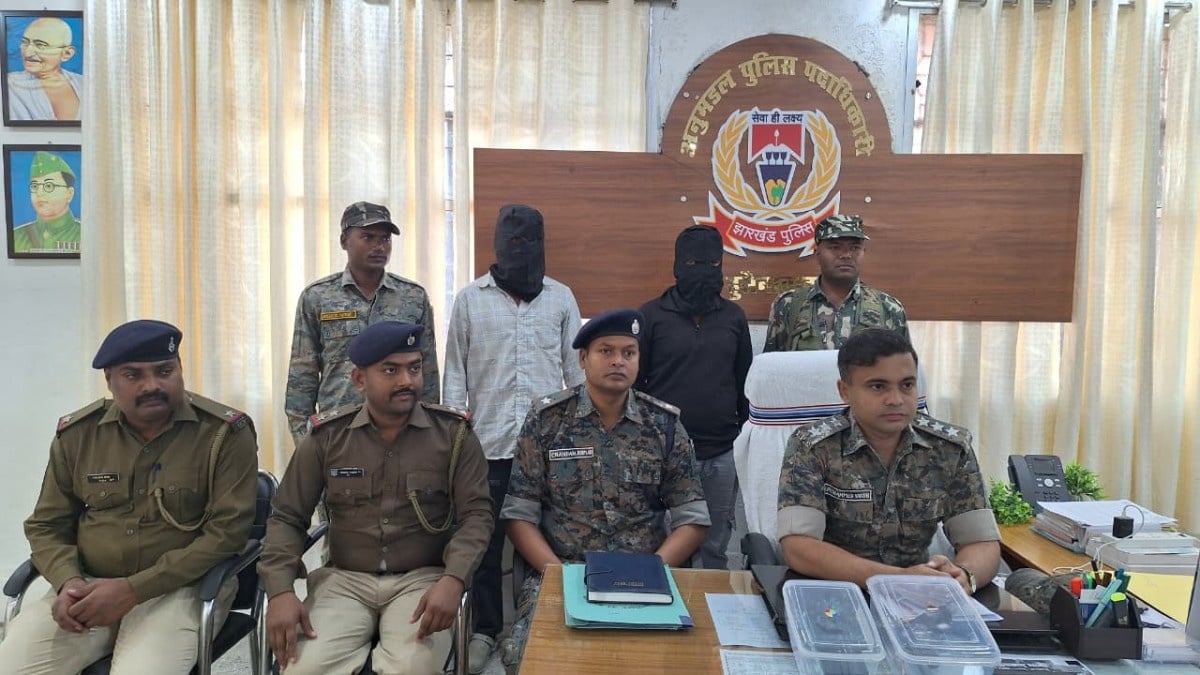 पलामू पुलिस की बड़ी कार्रवाई: बिना नंबर प्लेट बाइक पर कट्टा लेकर घूम रहे युवक गिरफ्तार