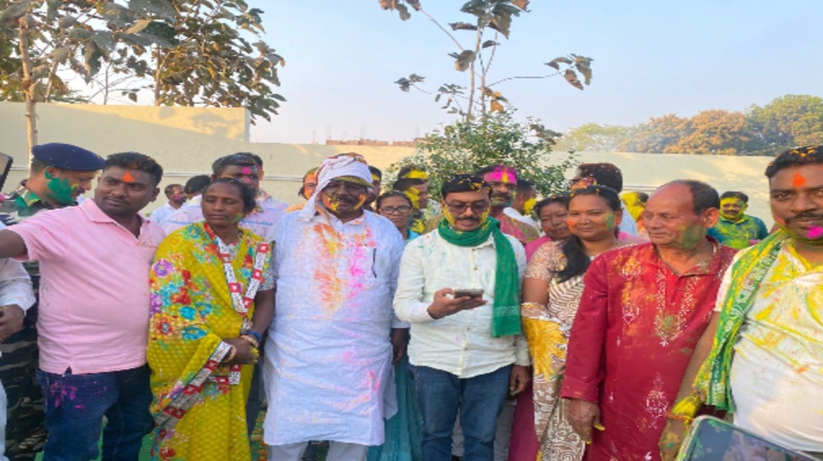 पाकुड़ में कार्यकर्ताओं संग विधायक हेमलाल मुर्मू ने मनाई होली