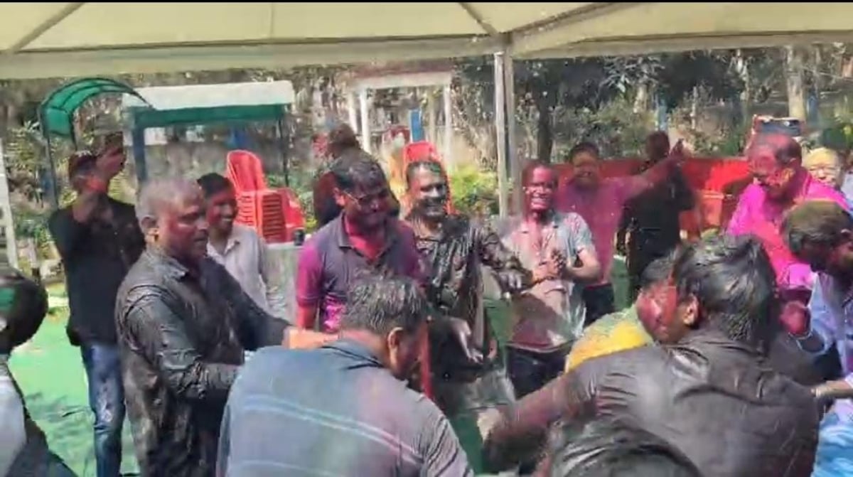 होली पर देवघर में एकता का रंग, अधिकारी से आमजन तक सबने मिलकर मनाया जश्न