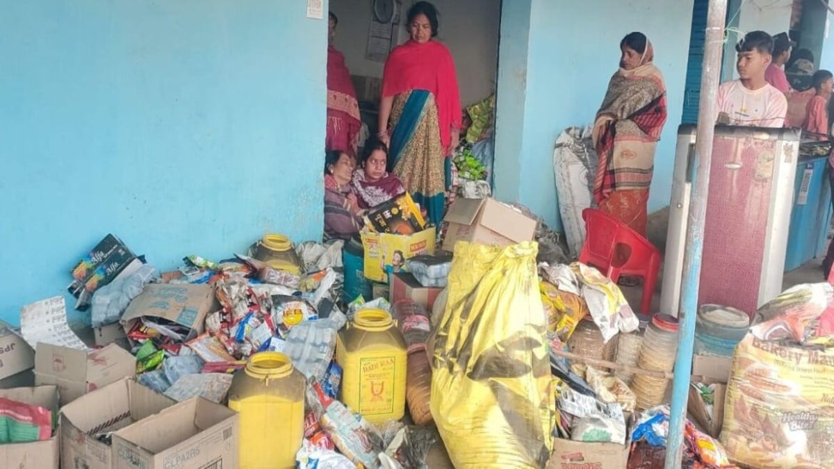 पलामू में सिगरेट न मिलने पर सुलगा विवाद और किराना दुकान में लगा दी आग,लाखों की संपत्ति जलकर खाक