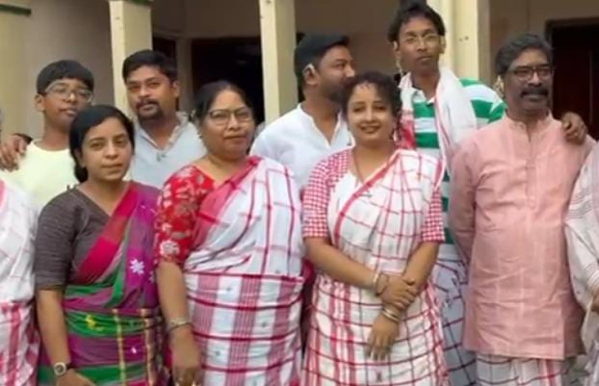 बहा पूजा में शामिल होने नेमरा गांव पहुंचे मुख्यमंत्री हेमन्त सोरेन, पूरे परिवार के साथ की पूजा अर्चना