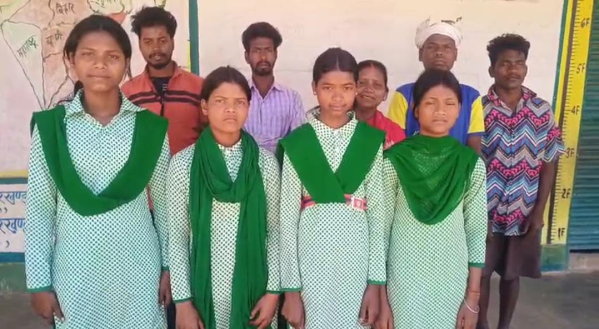 गुमला में स्कूल की लापरवाही का छात्र छात्राएं भुगत रहे सजा, 8वीं की परीक्षा से वंचित रह गए बच्चे