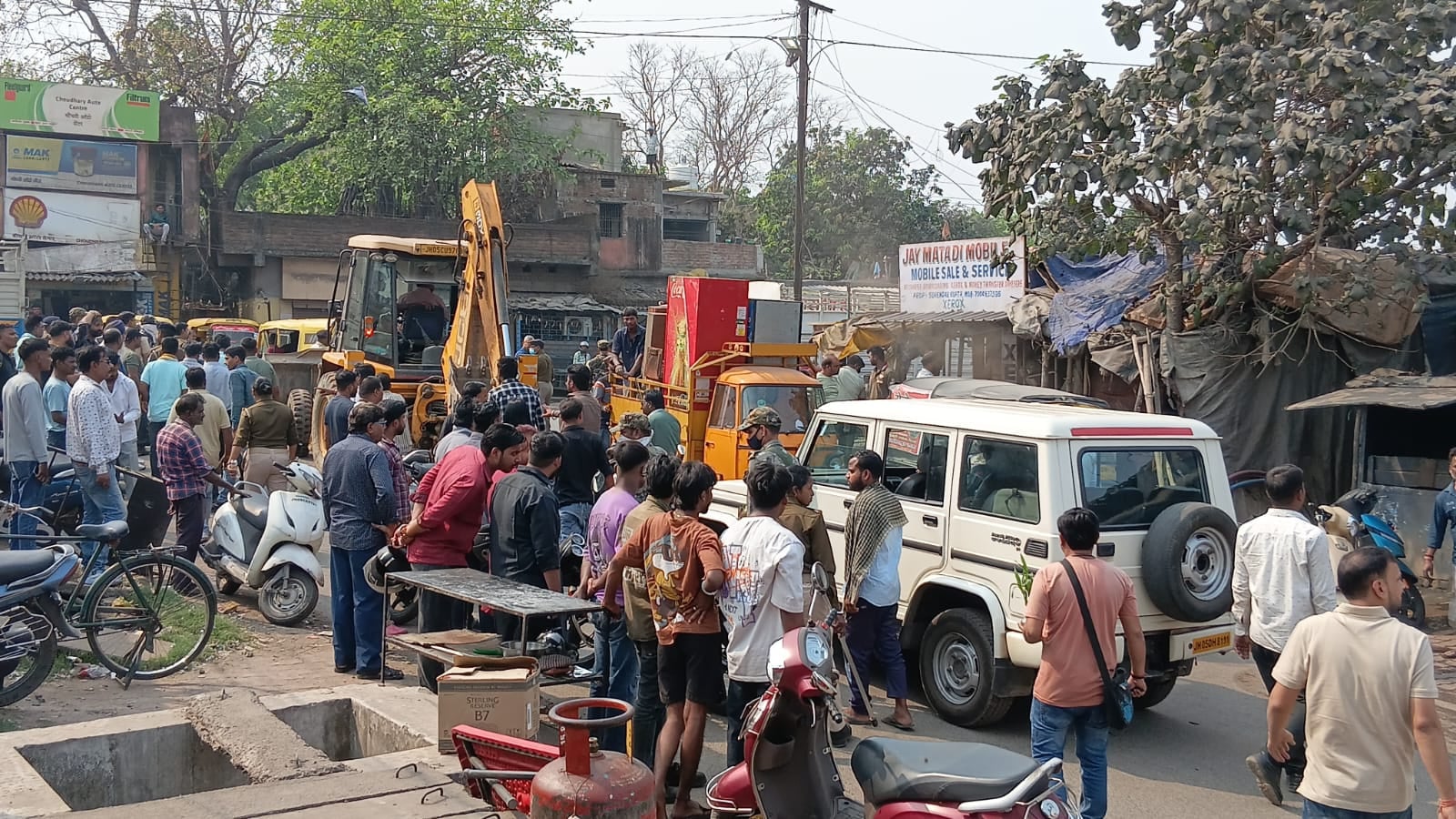 हाई कोर्ट के आदेश के बाद रेस हुई जमशेदपुर जिला प्रशासन, अतिक्रमण पर चला प्रशासन का बुलडोजर
