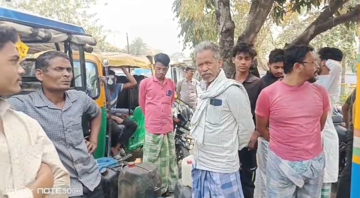 युद्ध की आशंका से पेट्रोल पंपों पर उमड़ी भीड़ को लेकर राजमहल सांसद विजय हांसदा का पीएम पर निशाना