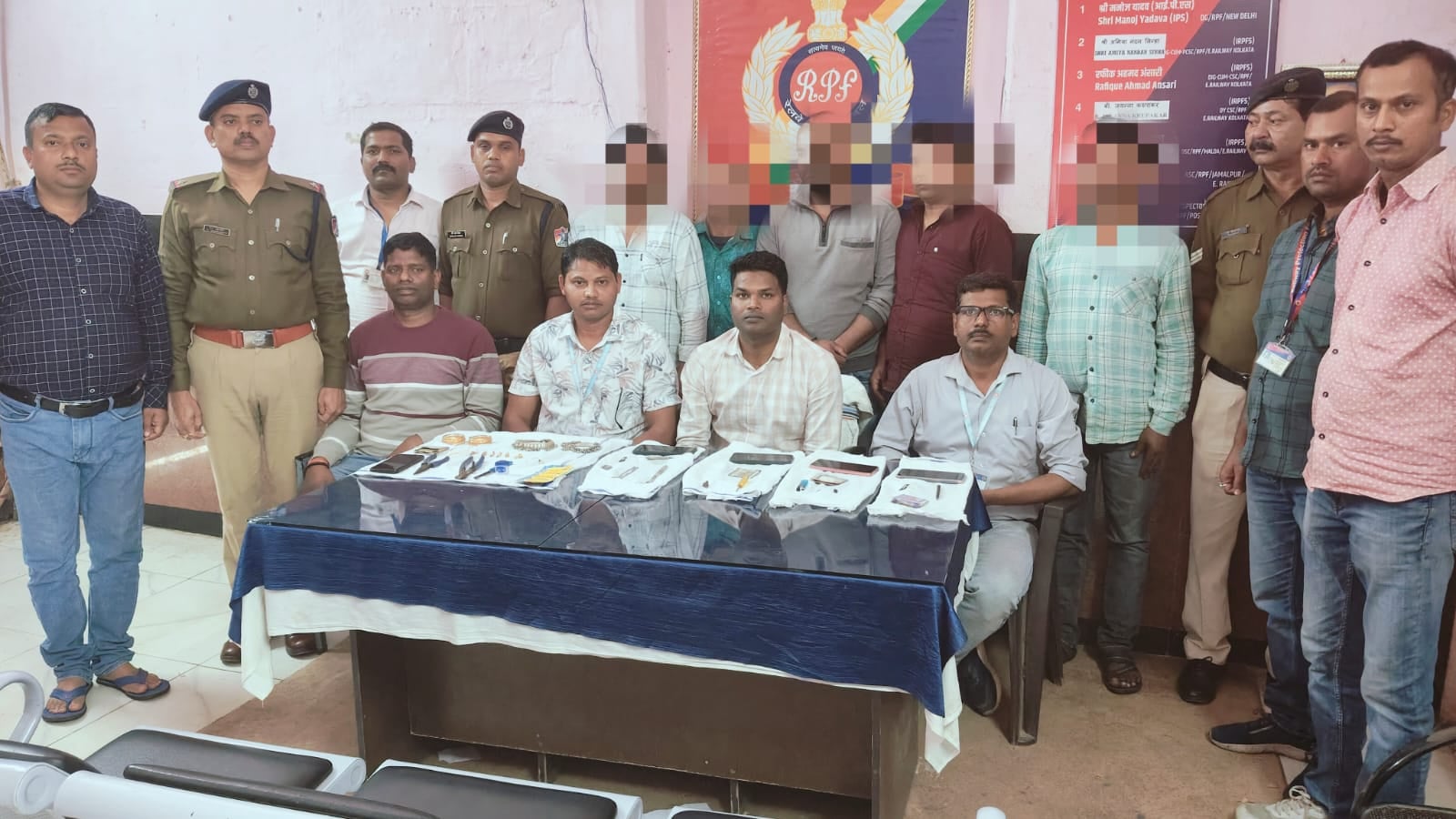 साहिबगंज के मालदा मंडल आरपीएफ की बड़ी कार्रवाई, 9.95 लाख के आभूषण व गांजा के साथ 5 को दबोचा