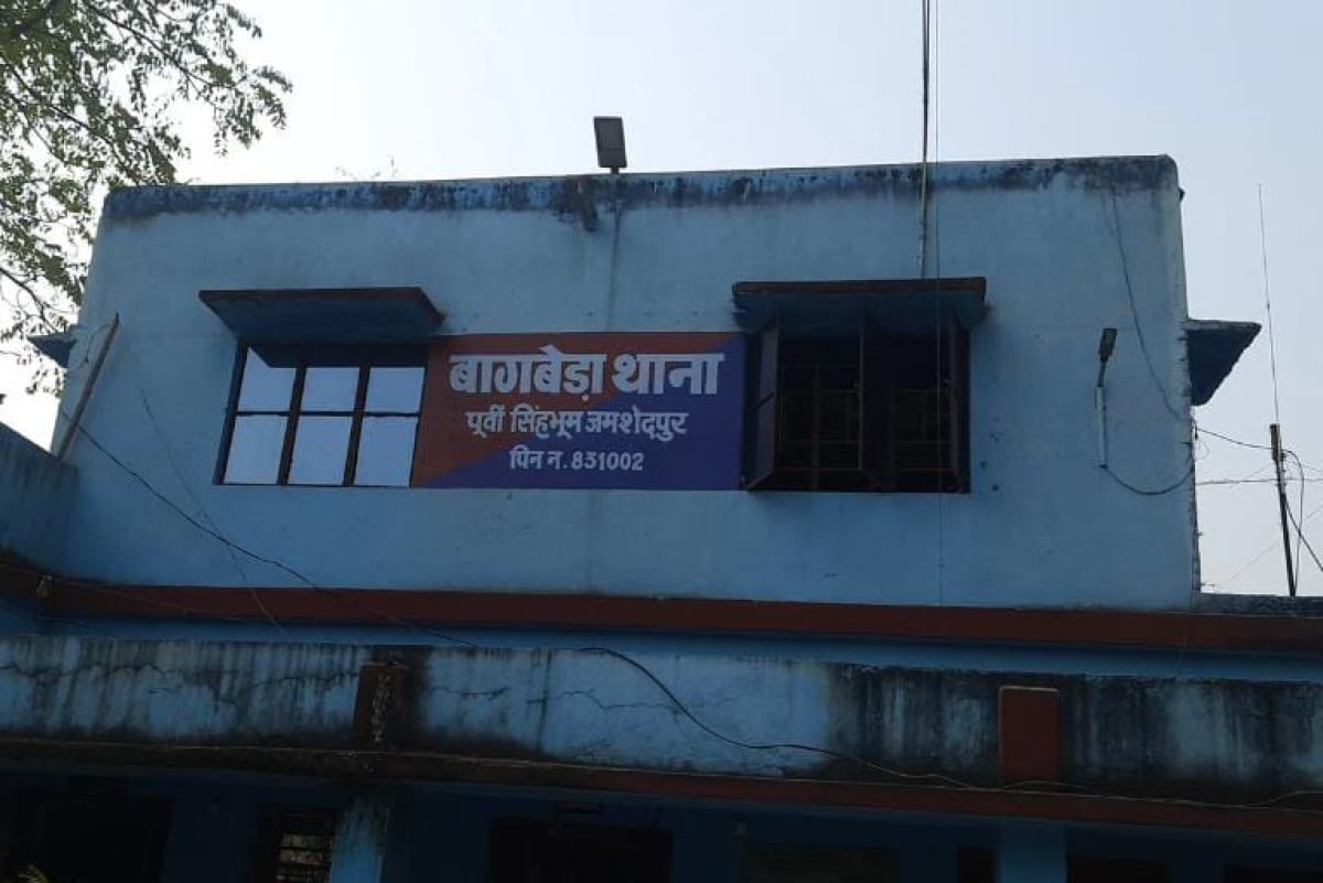 OMG ! ऐसा क्या हुआ कि पुलिस के सामने ही युवक ने काट ली गले की नस, पढ़े जमशेदपुर का हैरान करने वाला मामला