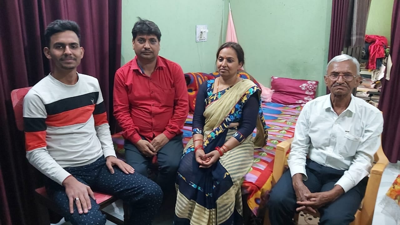 यूक्रेन में फंसे पलामू के आयुष की हुई वतन वापसी, परिवार में खुशी का माहौल