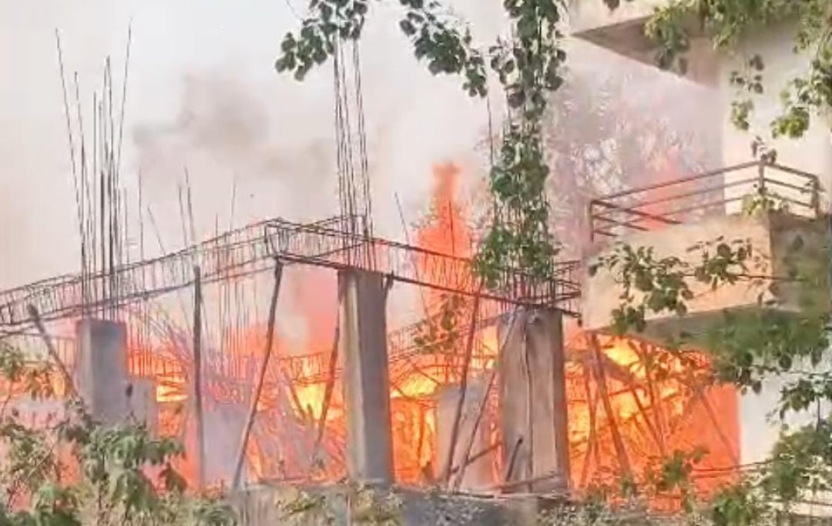 रामगढ़ में निर्माणाधीन नानक एनक्लेव में अचानक लगी आग, लाखों  का नुकसान