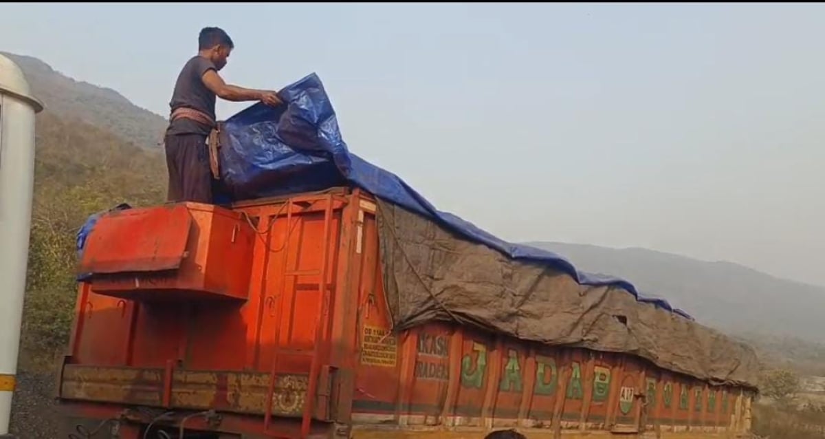 सरायकेला में खुलेआम चल रहा है कोयला, आयरन और स्टील की कार्टिंग, पढ़ें प्रशासन के मिलीभगत के आरोप में कितनी है सच्चाई