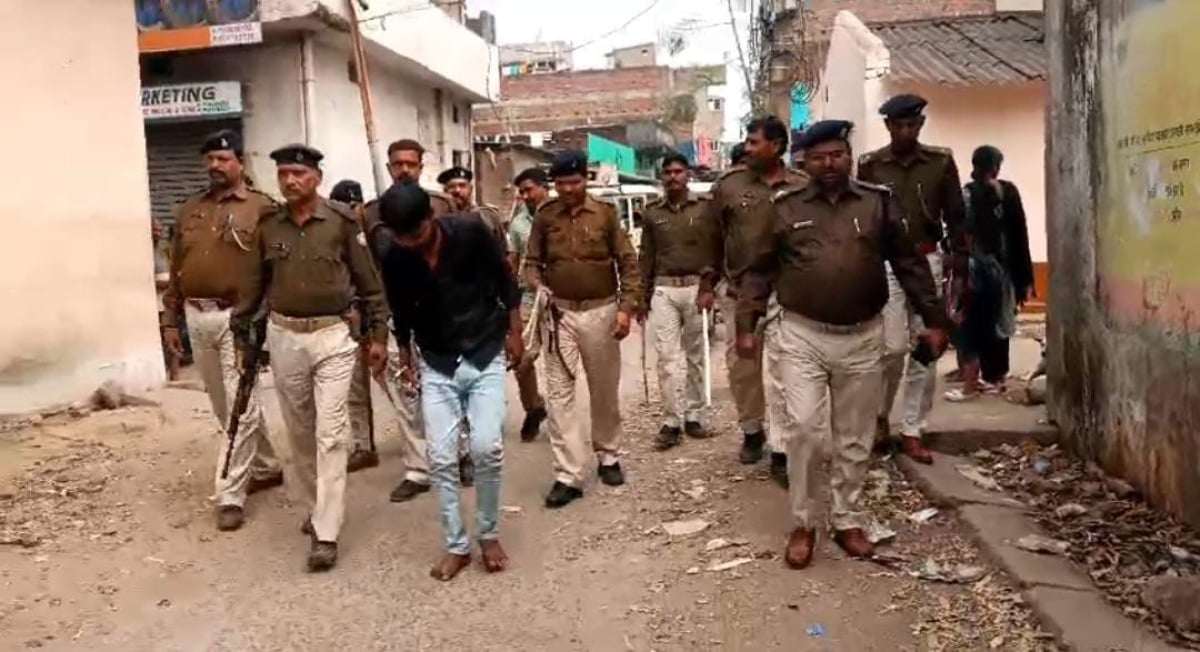 महिलाओं का अपमान बर्दाश्त नहीं करेगी जमशेदपुर पुलिस, महिला को पीटने और साड़ी खोलने के आरोपी को कराया परेड
