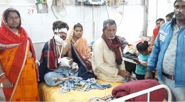 दिनदहाड़े अपराधियों का तांडव, सड़क पर सरेआम दौड़ा-दौड़ा कर एक शख्स को धारदार हथियार से काट डाला