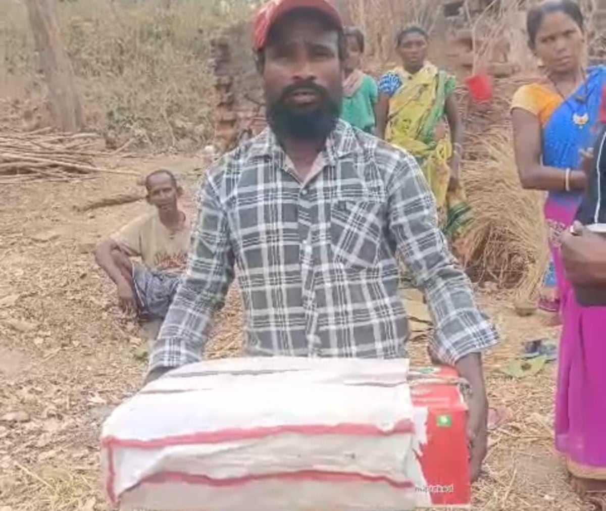 वाह रे झारखंड की स्वास्थ्य व्यवस्था,  एंबुलेंस नहीं डिब्बे में लाया गया नवजात का शव