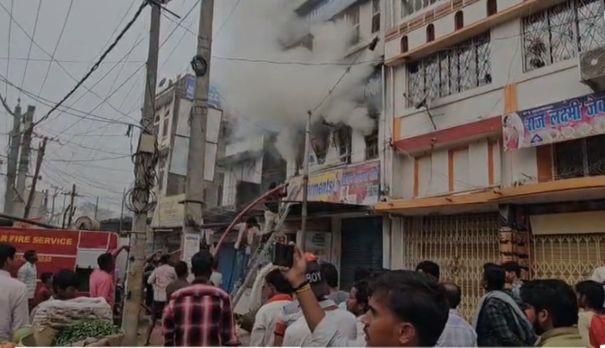 ड्राई फ्रूट्स गोदाम का सामान जलकर राख, मोतिहारी के ढाका में लगी थी भीषण आग