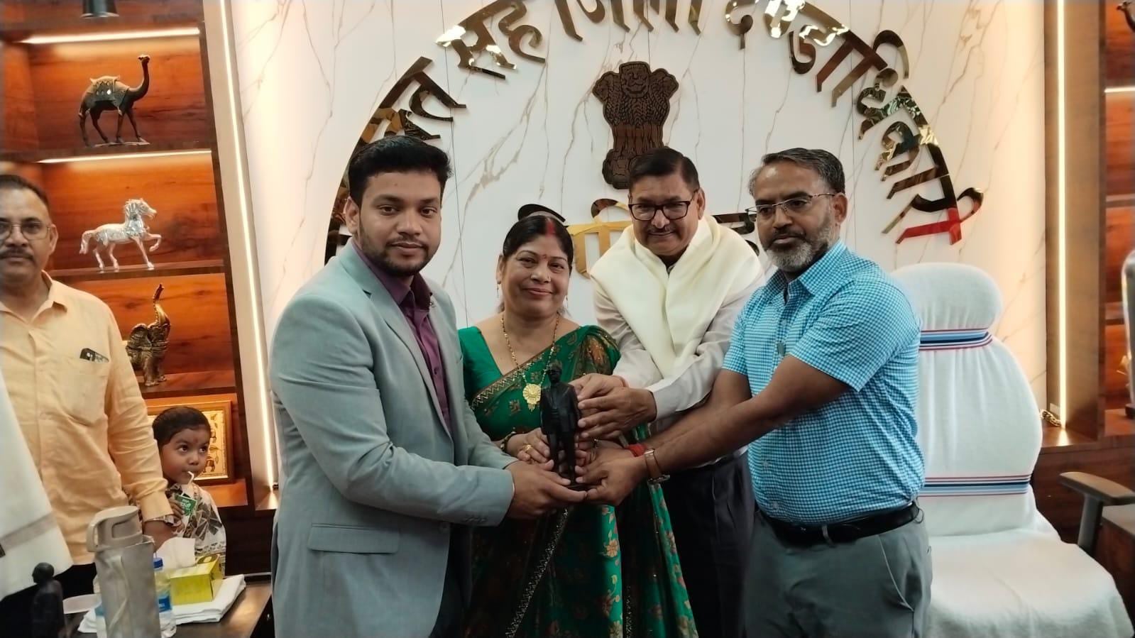 मेहनत करने वालों को मिल जाती है मंजिल! UPSC क्रेक करनेवाले करण सेठ को गिरिडीह डीसी ने किया सम्मानित