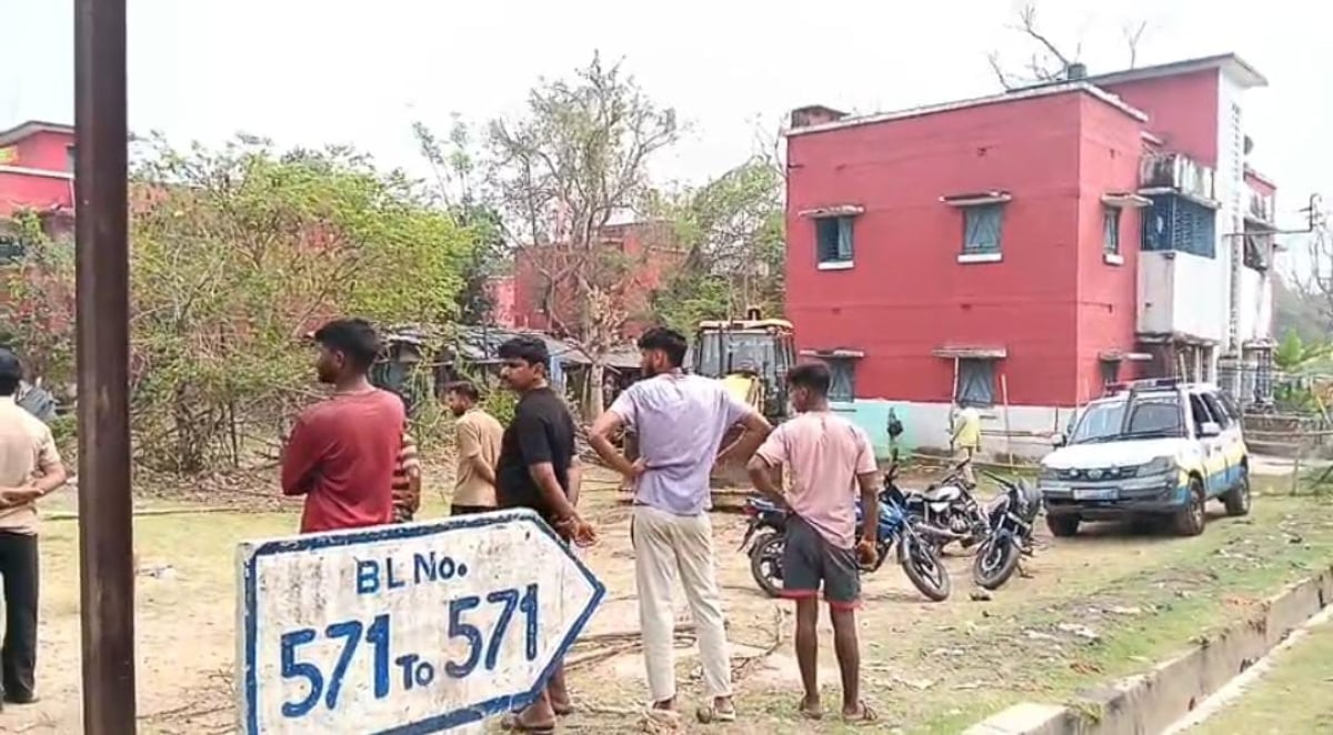 धनबाद में अवैध अतिक्रमण पर चला रेलवे का बुलडोजर, एक दर्जन घरों को किया गया ध्वस्त