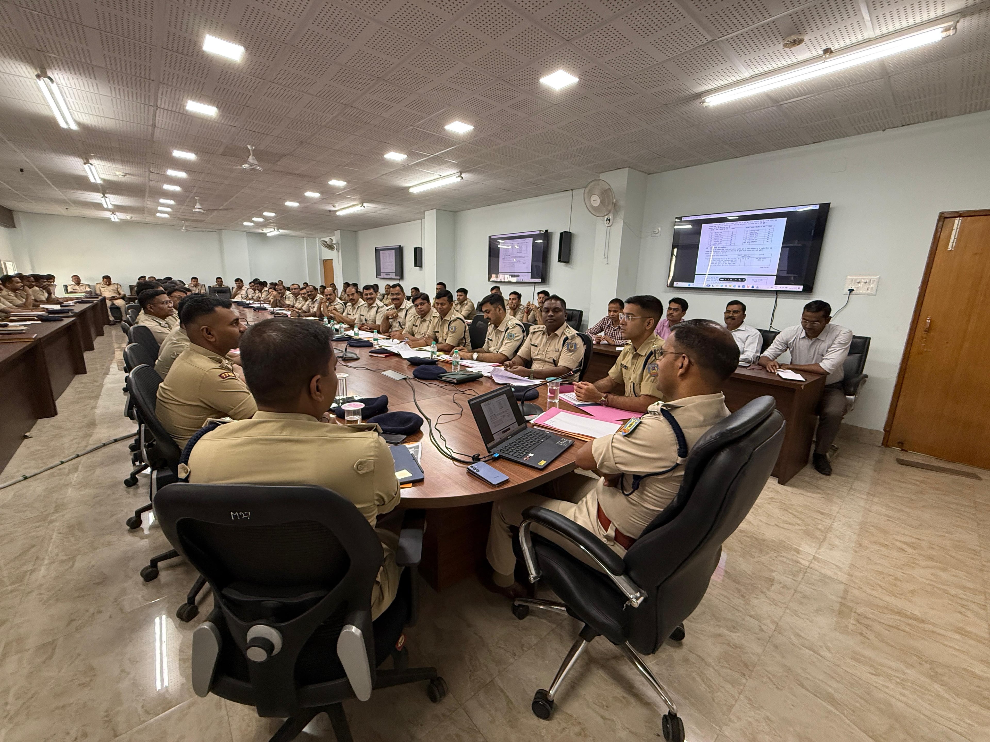 धनबाद पुलिस की क्राइम मीटिंग: संगठित अपराध के खिलाफ और बढ़ेगी सख्ती,फ़रवरी में रिकॉर्ड मामलों का भी निष्पादन