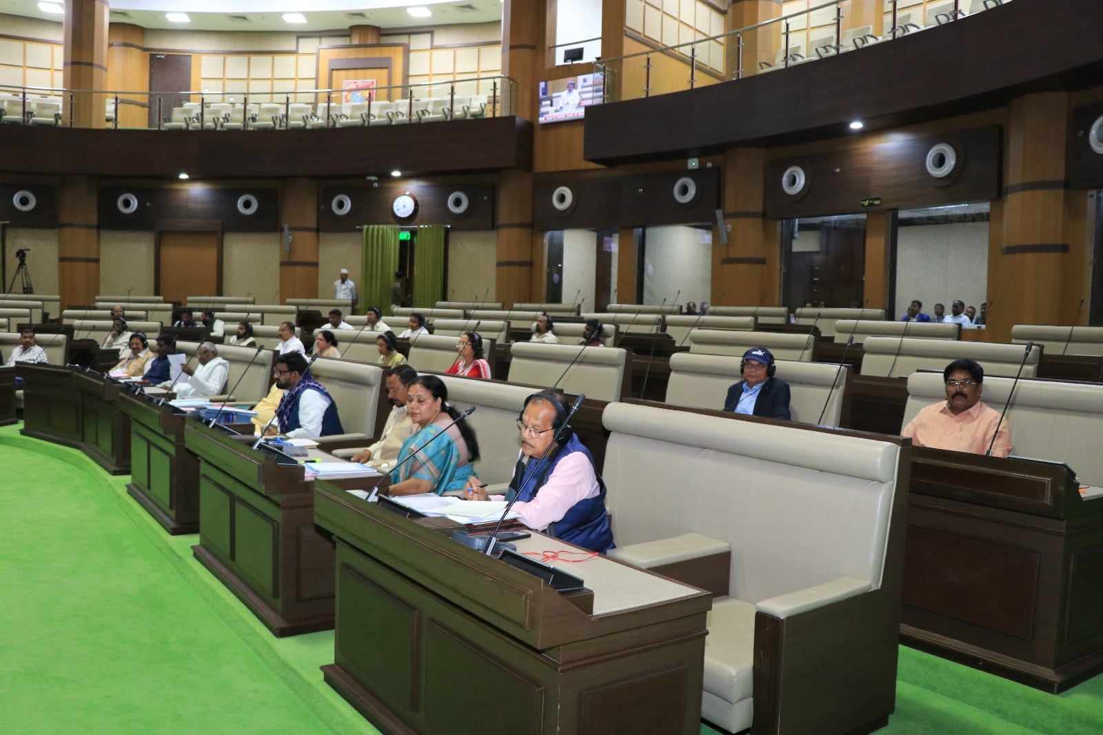 विधानसभा में ईरान युद्ध को लेकर हंगामा, मंत्री ने कहा आपके प्रधानमंत्री ने ट्रम्प के सामने घुटने टेक दिया