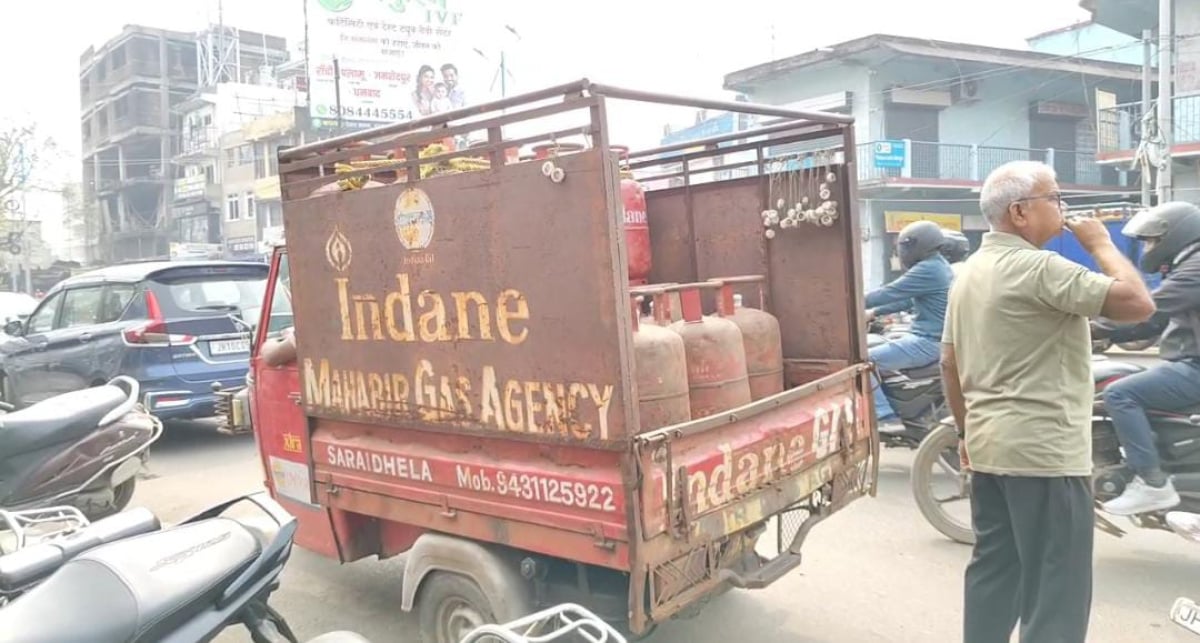 ईरान-अमेरिका-इजराल का साइड इफेक्ट, धनबाद में गैस सिलेंडर की मांग बढ़ी, एजेंसियों पर लगी लंबी कतार