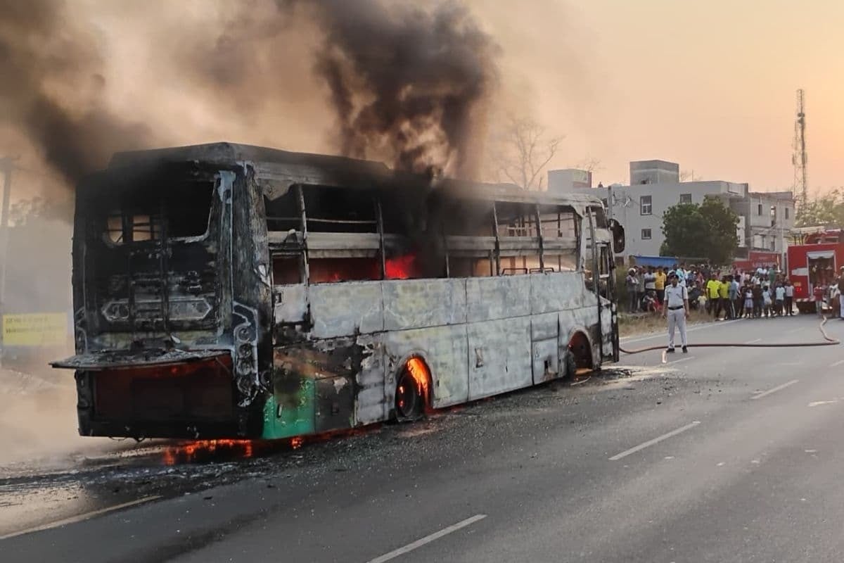 रांची से छत्तीसगढ़ जा रही एसी बस में लगी भीषण आग, चालक की सूझबूझ से टला बड़ा हादसा