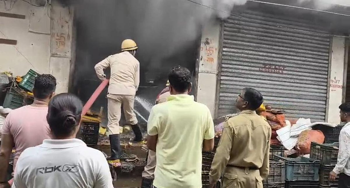 दुमका:टीन बाजार चौक स्थित पूजन सामग्री दुकान में लगी आग, लाखों की क्षति