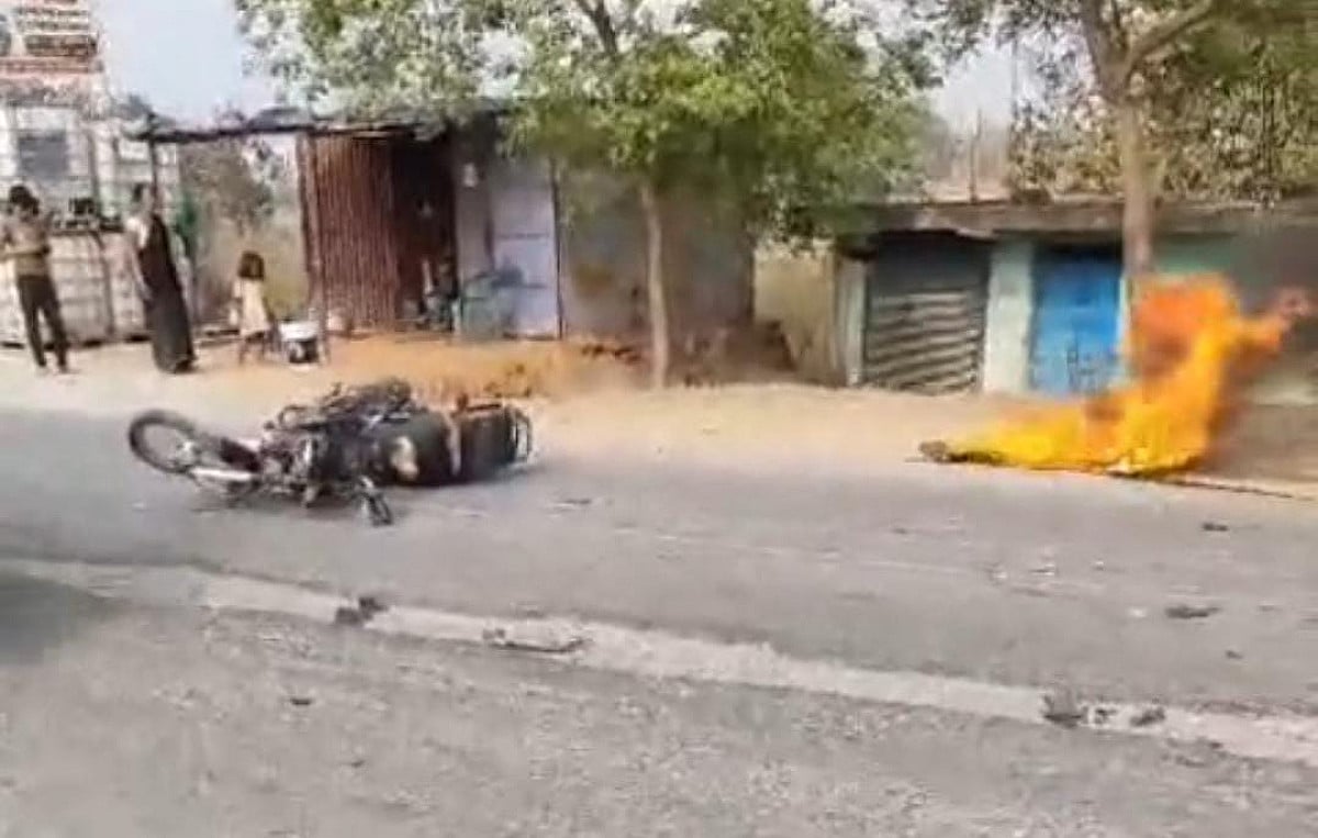 पेट्रोल शॉटेज की अफवाह ने ली जान! गढ़वा की सड़क पर जिंदा जला युवक