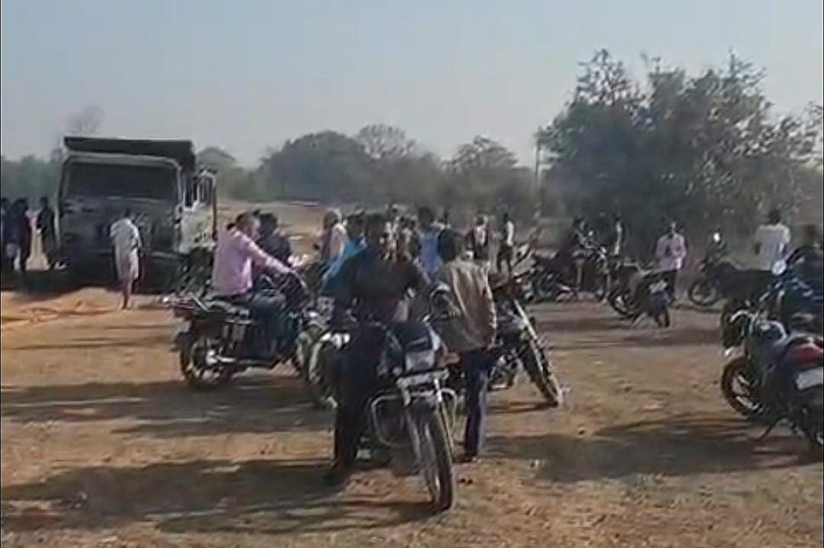गिरिडीह:वृद्ध महिला को हाइवा ने मारी टक्कर,  मौत के बाद ग्रामीणों ने  हाईवा को किया आग के हवाले