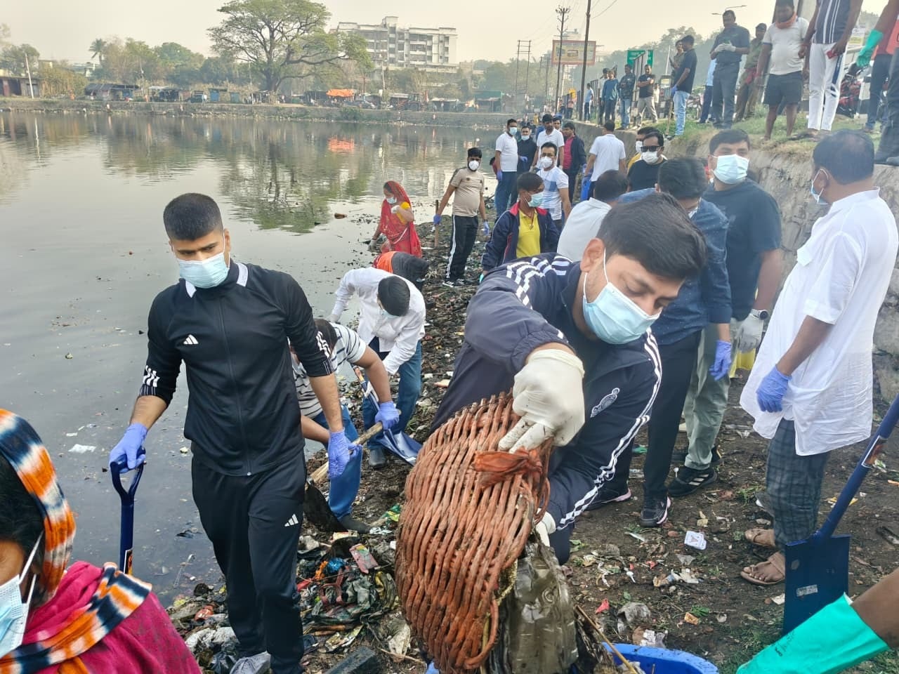 हम बदलेंगे  तो बदलेगा धनबाद : बड़े -बड़े अधिकरियों ने  थामा   कुदाल -टोकरी तो कैसे हुई  एक पवित्र काम की शुरुआत !!