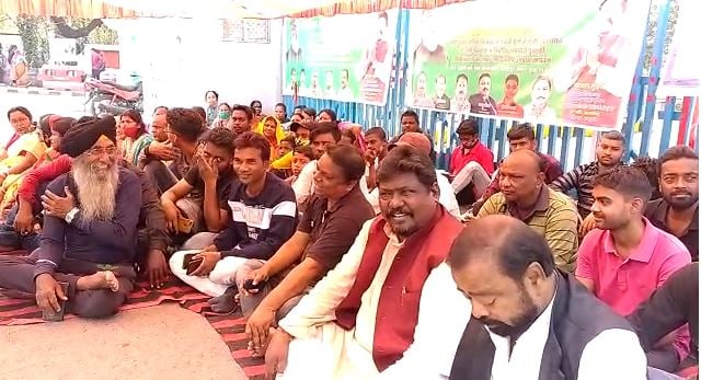 मजदूर यूनियन का प्रदर्शन, अपने बच्चों के लिए टाटा स्टील कंपनी से यह की है मांग