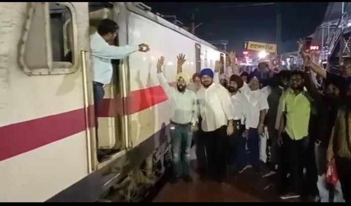 टाटानगर अमृतसर जलियांवाला बाग एक्सप्रेस ट्रेन टाटानगर से फिर से शुरू, हज़ारों यात्री हुए रवाना