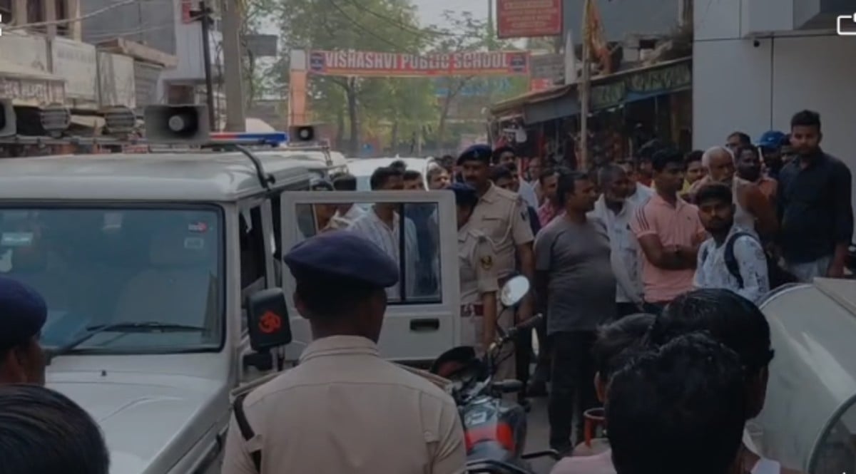 मोकामा में रेस्टोरेंट पर पड़ा छापा, अवैध गैस इस्तेमाल के साथ युवक-युवती भी हिरासत में