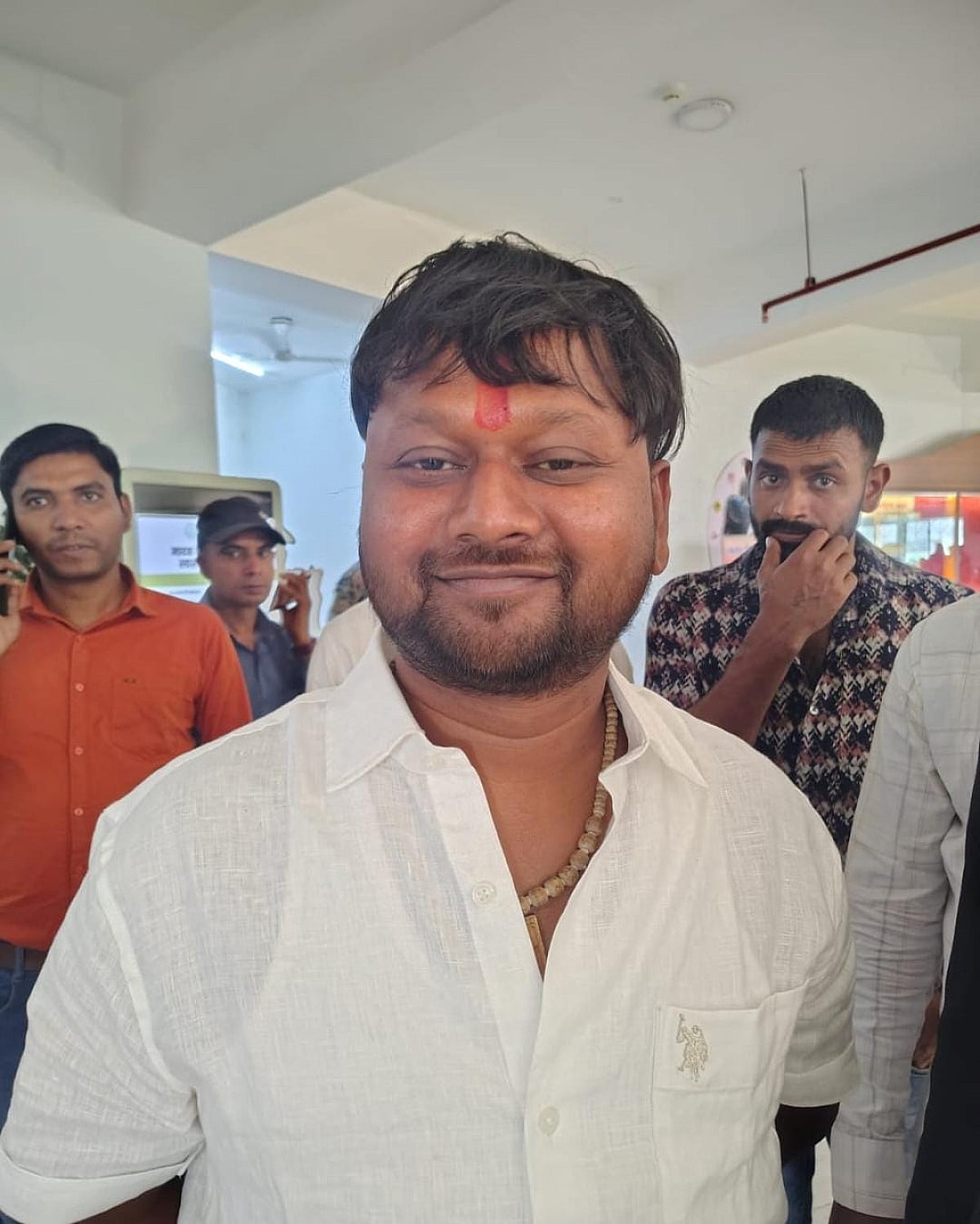 ढुल्लू महतो के राजनीतिक विरोधी हैं हरेंद्र चौहान, भाई की पीठ पर संजीव सिंह का हाथ पड़ा तो बन गए डिप्टी मेयर