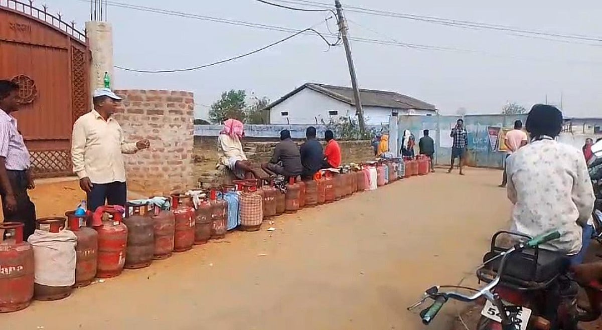 गुमला में गैस के लिए मारामारी! सिलेंडर नहीं मिलने से लोगों में आक्रोश, सड़क पर विरोध