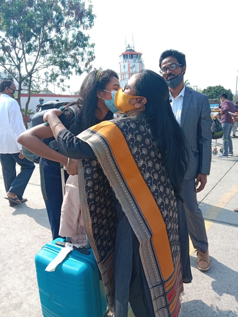 यूक्रेन में फंसी  धनबाद की बेटी रांची लौटी, नम आंखों से मां ने किया आलिंगन