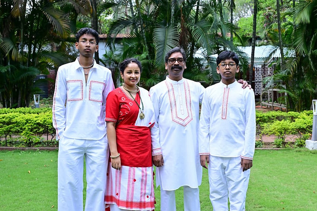 सरहुल पर सीएम का दिखा अलग अंदाज, पारंपरिक वेशभूषा में परिवार संग दिखे हेमंत सोरेन