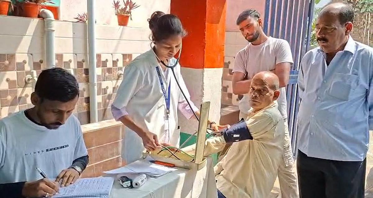 जिस डॉक्टर के पास इलाज कराने के लिए करना पड़ता है घंटो इंतजार, वो क्यों फ्री में करते है इलाज !  पढ़िये