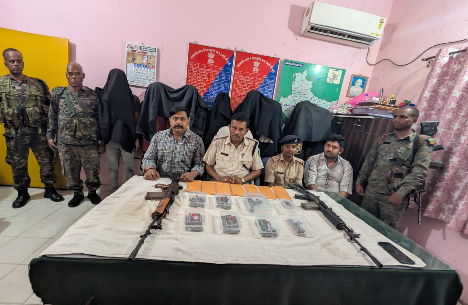 हजारीबाग में बड़ी कामयाबी: उरीमारी से टीएसपीसी के 8 उग्रवादी हथियारों के साथ गिरफ्तार