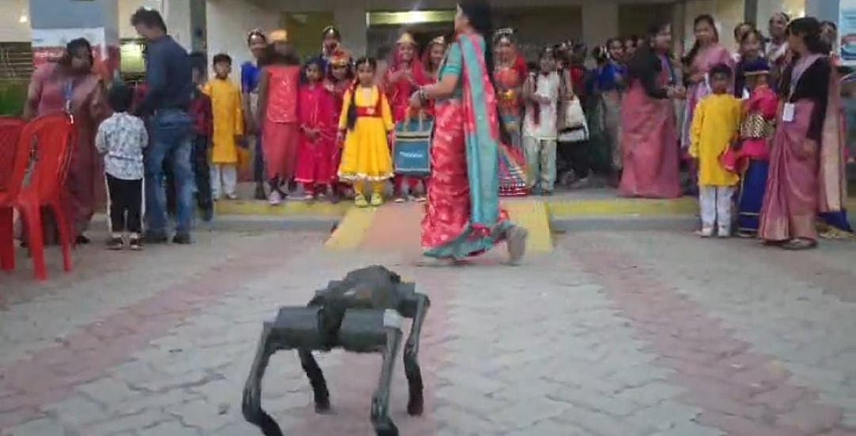 बच्चों के बीच रोबोट डॉग बना आकर्षण का केंद्र, गढ़वा में अब एआई तकनीक से होगी स्कूलों में पढ़ाई