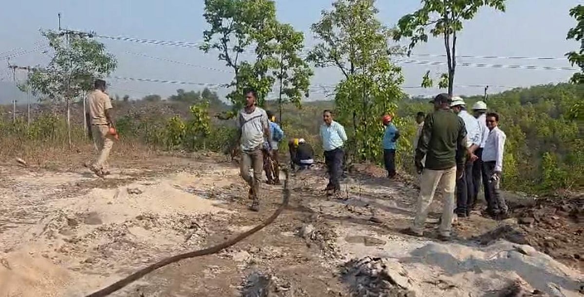 अवैध कोयला खदान को लेकर रामगढ़ पुलिस की बड़ी कार्रवाई, बंद पड़े CCL खदान में की गई कंट्रोल ब्लास्टिंग