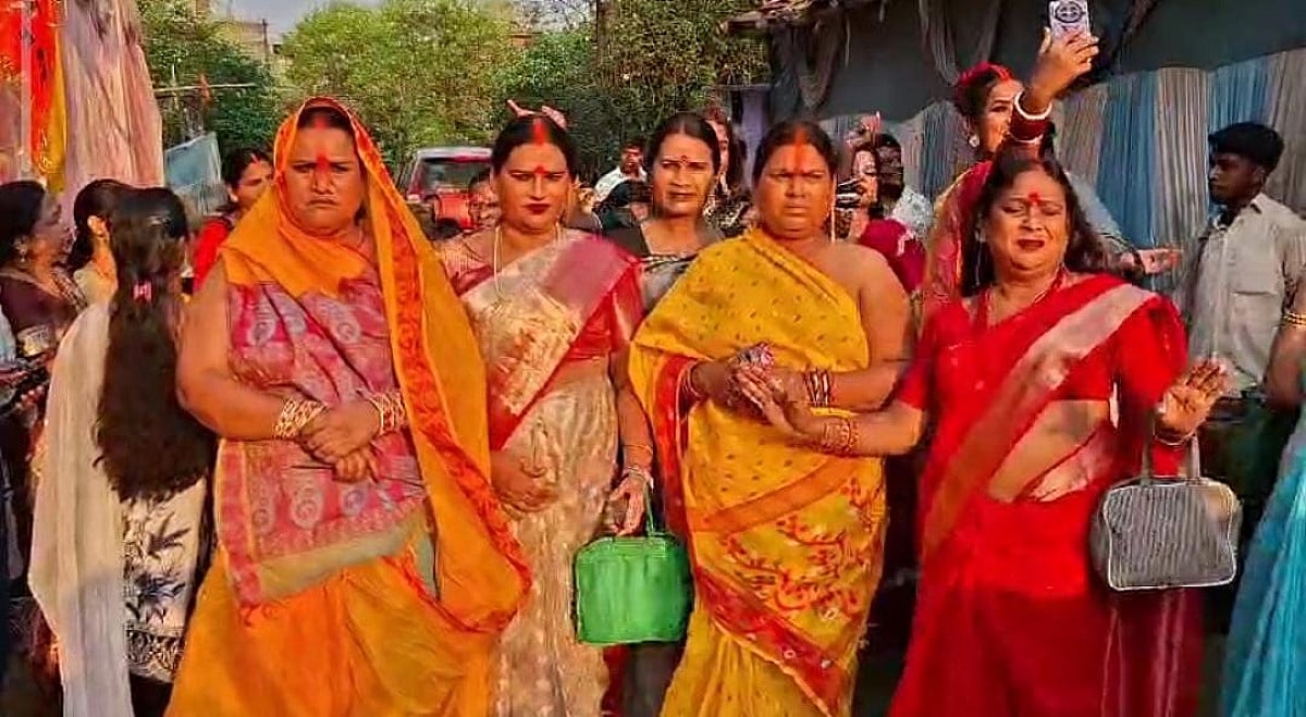 धनबाद में किन्नर समाज ने भक्ति भाव से मनाया चैती छठ, 36 घंटे के निर्जला व्रत को पूरा कर दिया उगते सूर्य को अर्घ्य